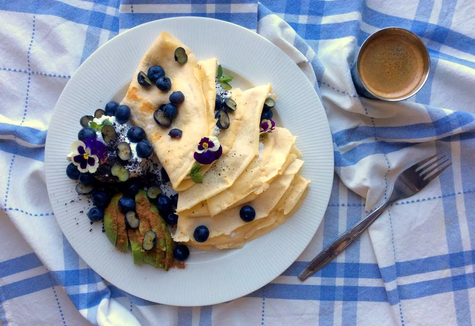 Mandlové palačinky s kokosovou "šlehačkou", mákem, borůvkami a avokádem se skořicí