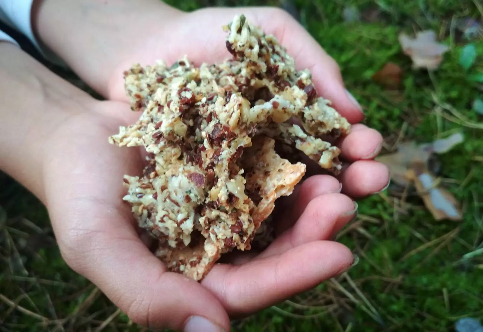 Domácí sýrové krekry s ořechy a semínky