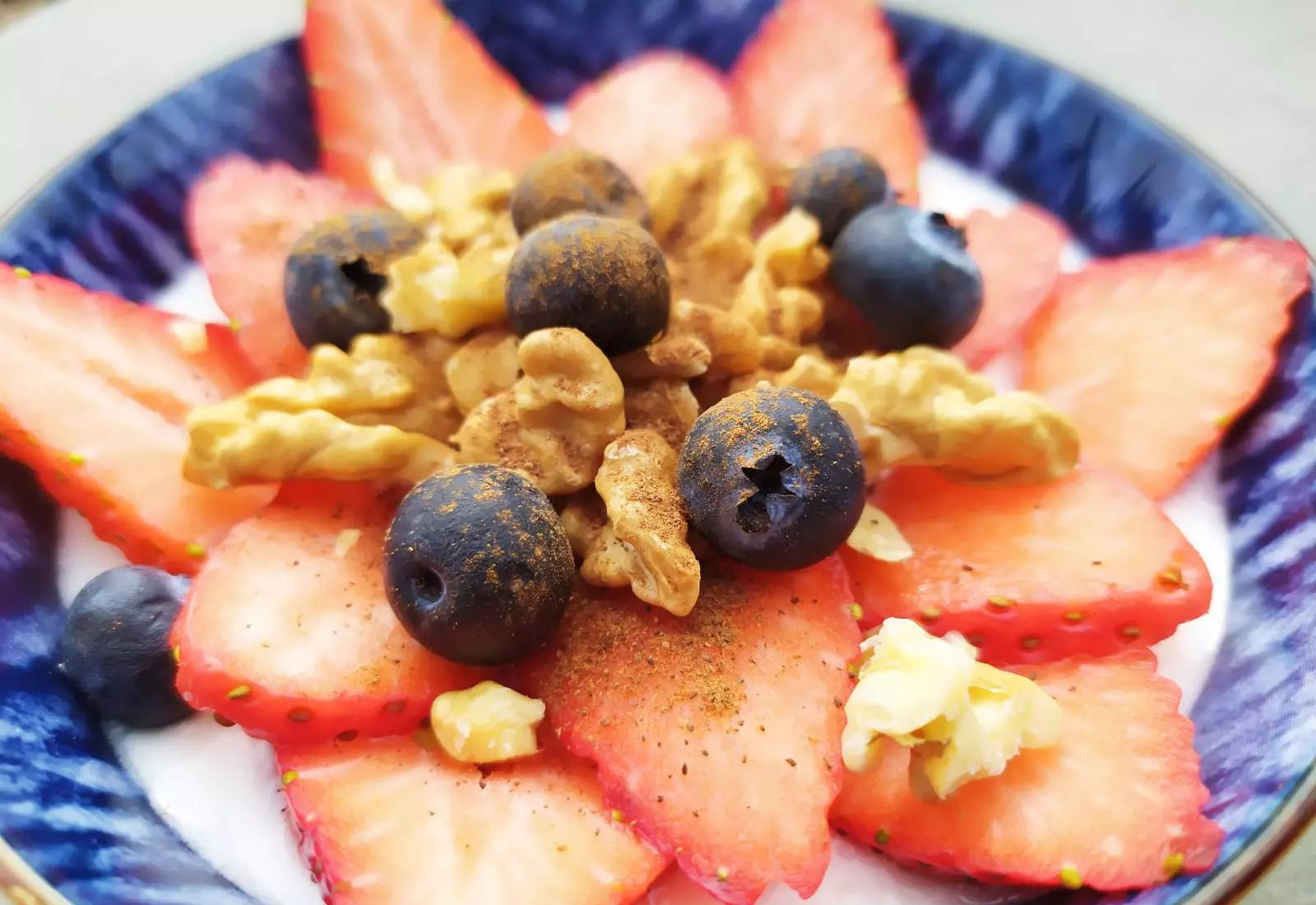 Řecký jogurt s ovocem a vlašskými ořechy